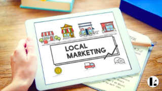 Professionista locale che analizza le strategie per trovare clienti online per attività locali sul suo computer