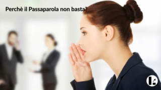 Titolare di un'attività locale al computer che riflette sul perché il passaparola non basta per trovare nuovi clienti